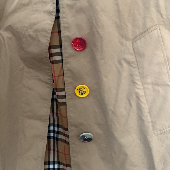 Burberry Women’s 2 Oversized Tan Trench Coat with multi-color/design Buttons - Picture 5 of 11